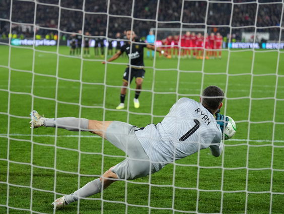 AZ naar halve finales Conference League dankzij keeper Ryan