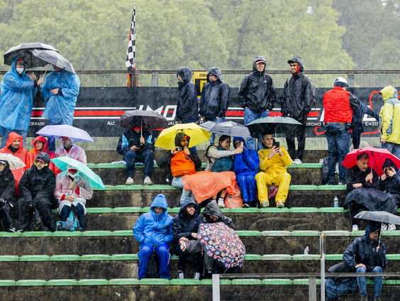Noodweer in Italië, Formule 1-race op losse schroeven