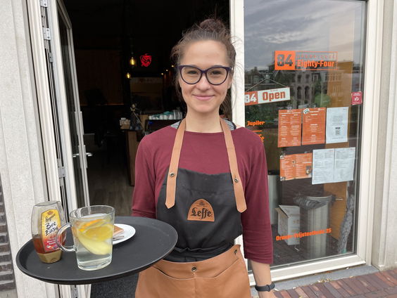 Iedereen is aan het werk, Anastasia kwam naar Nederland om geld te verdienen