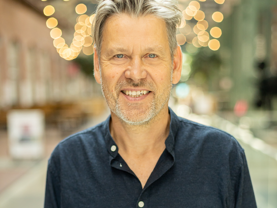 Erik van der Hoff, zanger, presentator en producent
