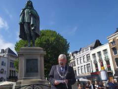 Borstbeeld voor Cornelis de Witt, na standbeeld voor Johan