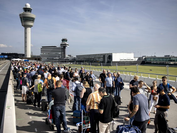 Opnieuw lange rijen op Schiphol vanwege tekort aan beveiligers