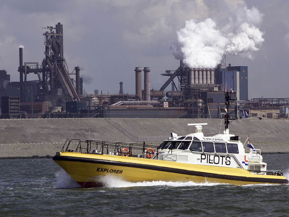 Een loodstender; de taxi voor mensen aan het werk op zee