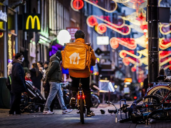 Nieuwe fase voor flitsbezorgen: supers gaan uit eigen schappen leveren