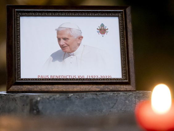 Misbruikzaak tegen overleden paus Benedictus van start