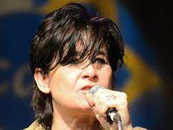 Frederique Spigt hertaalt en zingt de tango