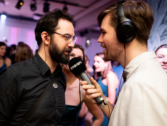 Lange mensen vinden elkaar bij de Kopstoot Kompanen