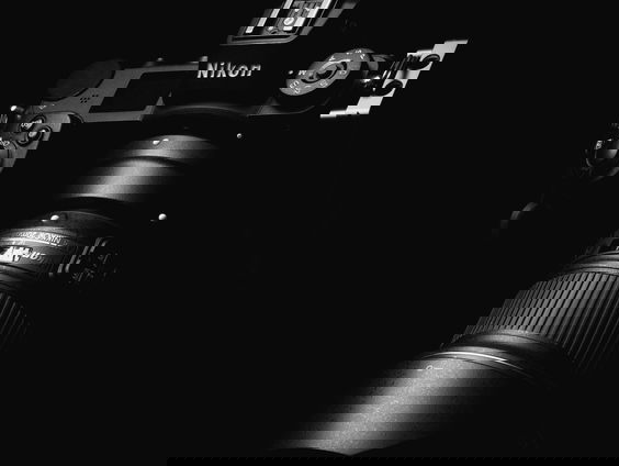 Pippilotta Yerna fotografeerde haar moeder op verschillende manieren als dode