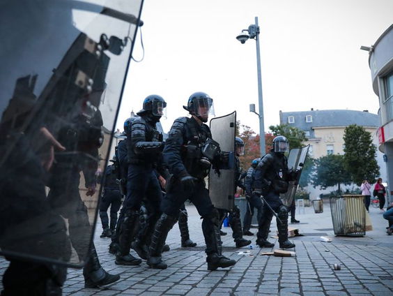 Correspondent Heleen D'Haens doet verslag van de rellen in Frankrijk vanuit Parijs