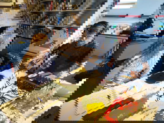 Vrouwen die muren afbreken