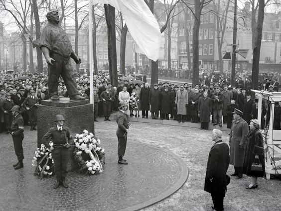Terug naar 1952: Koningin Juliana onthuld 'De Dokwerker'