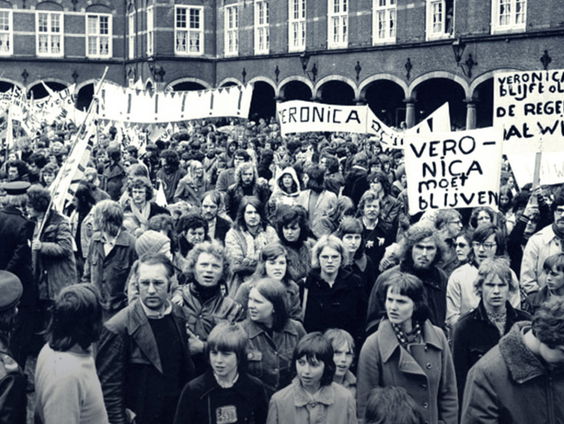 Terug naar Toen: Vandaag in 1973 was er in Den Haag een grote demonstratie van de zeezender Radio Veronica