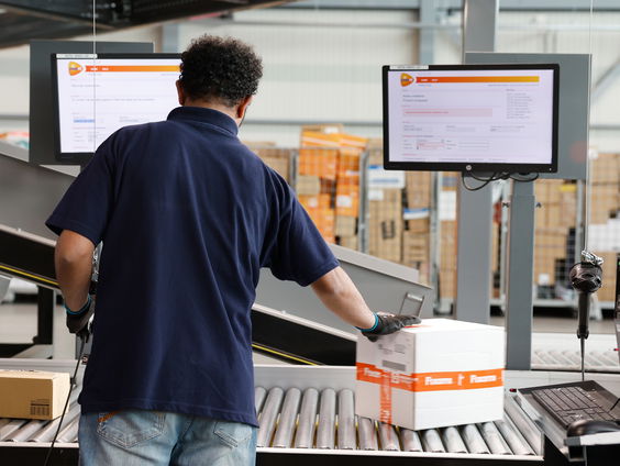 PostNL bezorgt opnieuw minder pakketten, cijfers toch beter dan verwacht