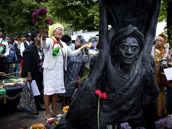 Hoe kan een toneelstuk bijdragen aan een ander perspectief op de geschiedenis?
