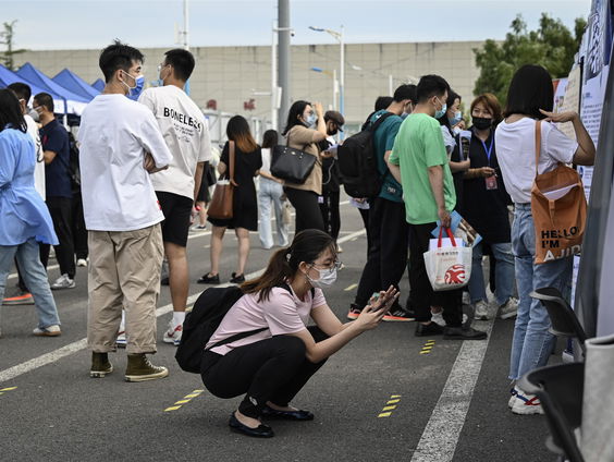 Bureau Buitenland - Niet eerder waren er zo veel jongeren in China werkloos