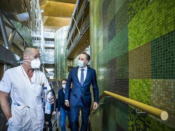 Wideke Nijdam van het Zuyderlandziekenhuis over de opnamestop van coronapatiënten