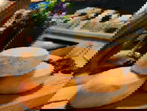 Frank en Erik proeven een ontzettend stinkende stinkkaas