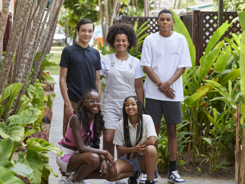 In nieuw kinderprogramma 'Reis naar je roots' ontdekken vier tieners het gevoel van thuiskomen in hun geb ...