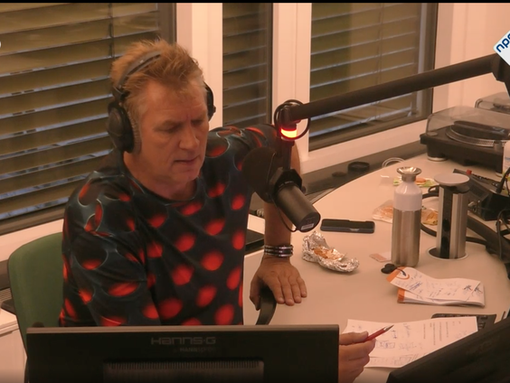 Nachtzuster: Sjaak Bral en luisteraar Martine hebben met de klavechord een bijzondere primeur