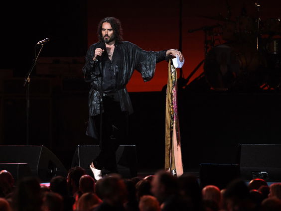 Op welke manier beïnvloeden de aantijgingen de carrière van Russell Brand?