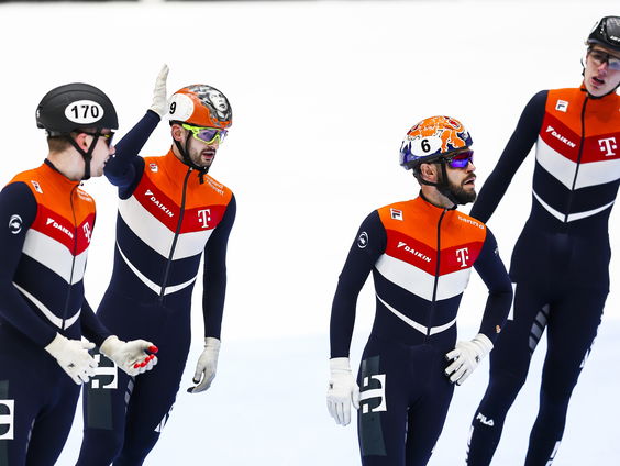Shorttrackers na Sjinkie-rel op het ijs