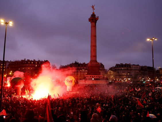 Fransen botsen met politie tijdens massale protesten tegen pensioenhervorming