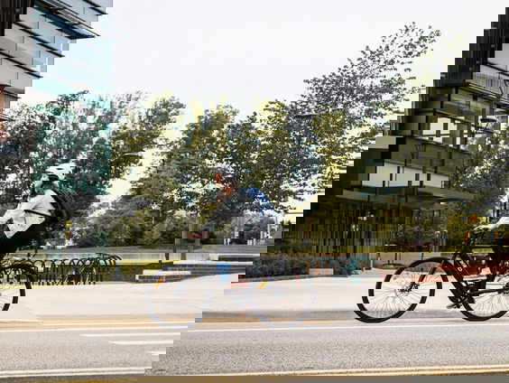 Stand.nl: 'De fietshelm moet verplicht worden'