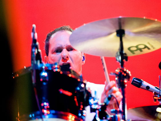 Oude drummer van Doe Maar maakt podcast: Eerste Hulp Bij Verslaving