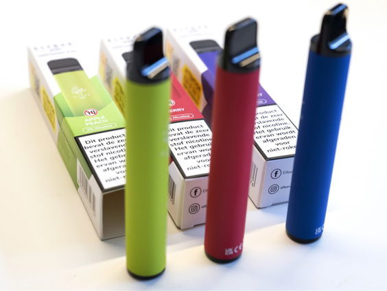 Zouden e-sigaretten en vapes met zoete smaakjes direct verboden moeten worden?