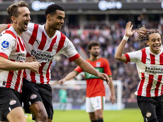 Trainers Ajax en PSV voorafgaand aan eredivisie topper: 'We moeten teamdiscipline tonen'