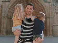 Tim Gouw vertelt in zijn boek 'De Thuisblijfvader' waarom mannen kinderen goed kunnen opvoeden