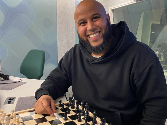 Cabaretier Musa vertelt in nieuwe voorstelling Schaakmat over zijn leven en band met vader