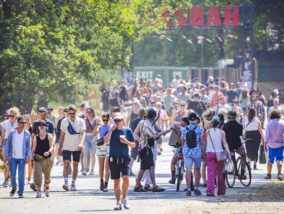 Magneetmachine voor flessendopjes en tentharingen op festivals