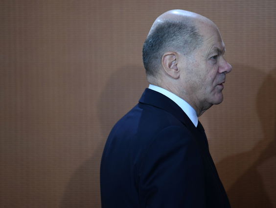 Afluisterschandaal brengt Scholz in verlegenheid