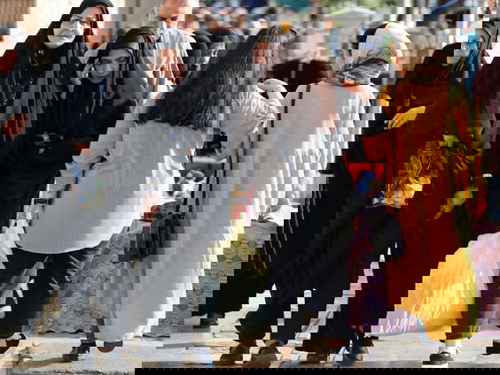 Zwaardere straffen in Iran voor vrouwen die geen hoofddoek dragen: maar trekken vrouwen zich er iets van aan?