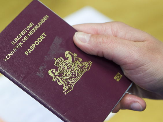 Mag je migranten hun paspoort weigeren bij antisemitische uitspraken?