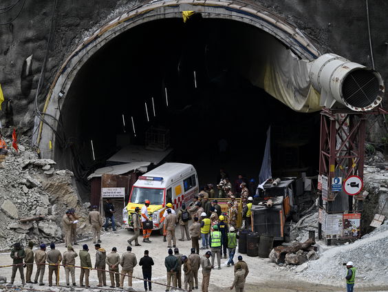 Bouwvakkers in ingestorte tunnel India zijn vrij