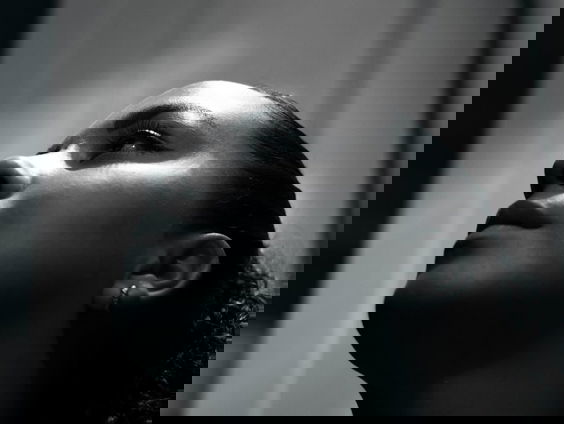 Woordkunstenaar Suehaylee Vergouwen met ‘stemgeluiden’