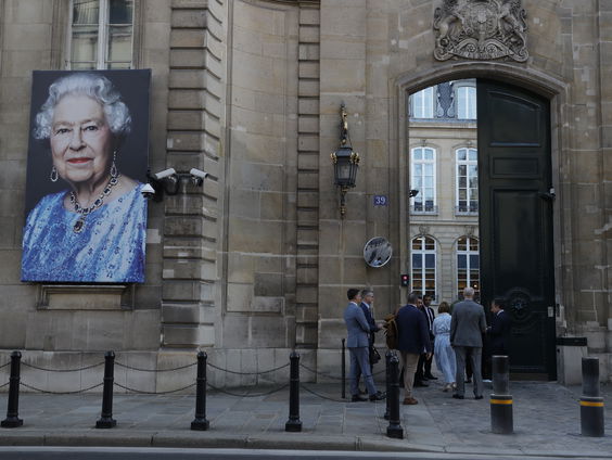 Engeland houdt de adem in over de gezondheidstoestand van the Queen