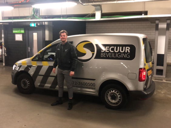 Wakker in de nacht bij een beveiliger