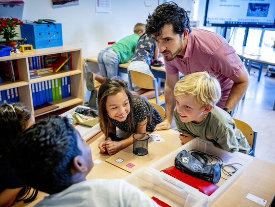 Driekwart van de onderwijsstagiaires krijgt niet betaald, Algemeen Onderwijsbond wil het anders