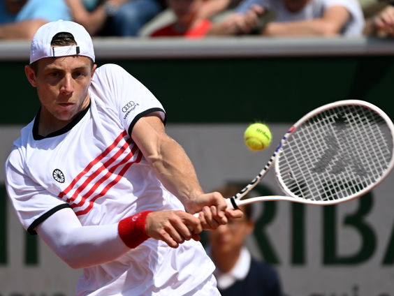 Winst Griekspoor in Parijs komt uit de tenen: 'Hij mist vertrouwen en wedstrijdritme'