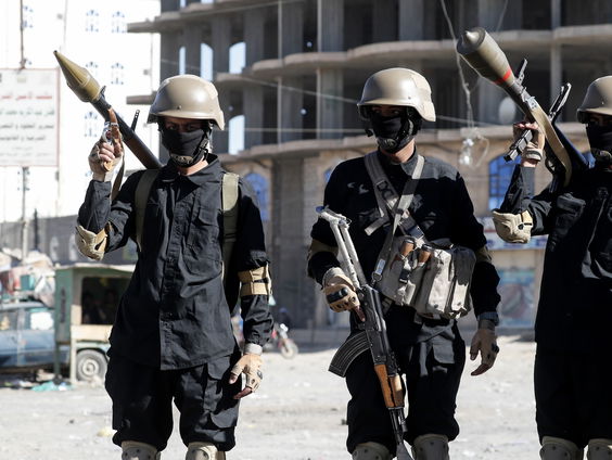 VS en VK vallen Houthi-doelen in Jemen aan - Wat betekent dit voor de rol van de Houthi's in de regio?