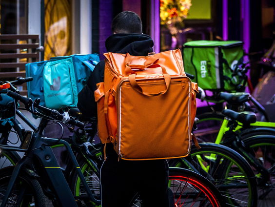 Wat gaat nieuwe EU-wetgeving betekenen voor platformwerkers?