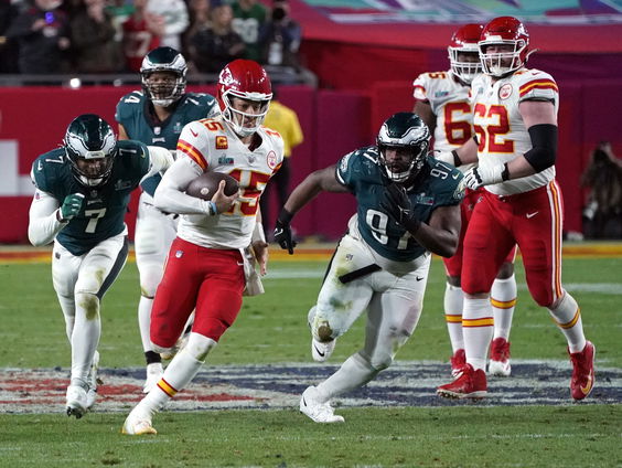 Football-fans blijven wakker in de nacht voor de Super Bowl. Een live-verslag vanuit Café De Jonge Wees.