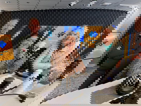 Hella Hueck werd onderschat als vrouwelijke journalist in het bedrijfsleven: 'Ach meisje, kom jij aan'