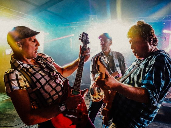 Tribute band Kisjeskearls speelt, vertelt en eert de Achterhoekse band Normaal