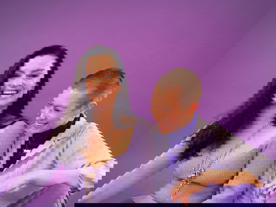 Kunstenares Joyce Overheul over de ballenbak bij haar tentoonstelling