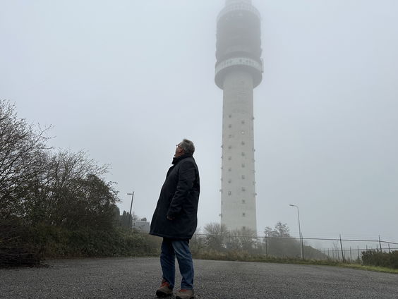 Het Uitzendbureau: Hoe ingewikkeld is het om van de zendmast in IJsselstein een kerstboom te maken?