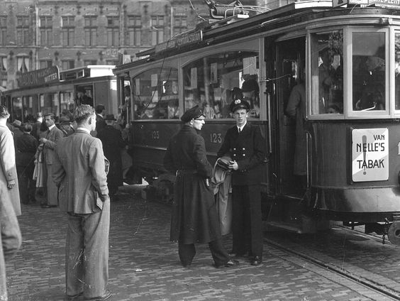 Wat was de rol van de Amsterdamse trams in het vervoeren van joden tijdens de Tweede Wereldoorlog?